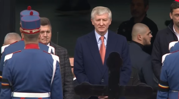 Miliardarul Rinat Ahmetov a ajuns la catafalcul lui Mircea Lucescu