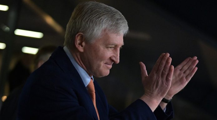 Rinat Ahmetov, pentru prima dată în aproape 12 ani la un meci al echipei Şahtior, după ce a venit la Bucureşti ca să-i aducă un omagiu lui Mircea Lucescu / Mesajul formaţiei ucrainene după momentul de reculegere în memoria legendarului tehnician