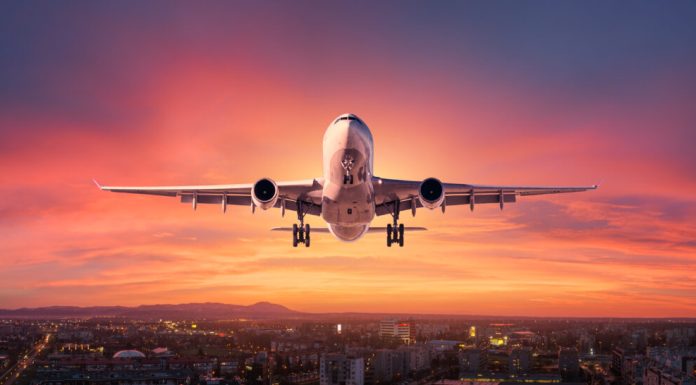 Care este cel mai lung zbor fără escală din lume. Pasagerii sunt legați cu centura de siguranță timp de 22 de ore