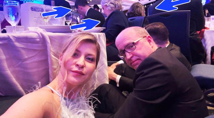 Moment controversat în sala unde a avut loc atacul armat asupra lui Trump. Ambasadoarea Ucrainei pare ca a recreat scena atacului, doar pentru a-și face un selfie. Sta pe jos, în timp ce toți ceilalți invitați stau pe scaune