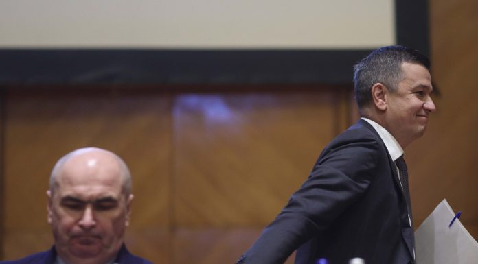 „România se afundă din nou în turbulenţe politice”. Ce scrie Politico despre decizia PSD de retragere a sprijinului pentru Ilie Bolojan