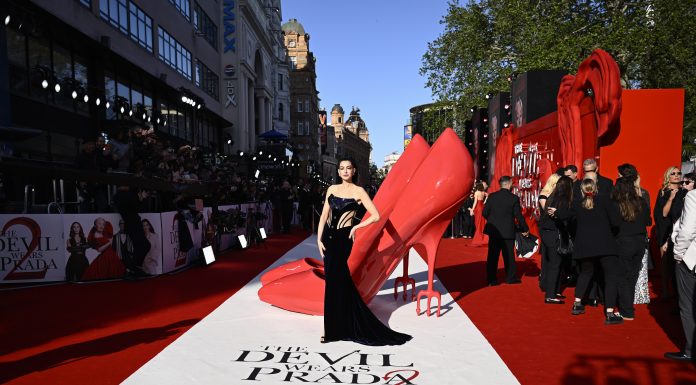 Anne Hathaway, apariție spectaculoasă pe covorul roșu la Londra, la premiera noului ei film. GALERIE FOTO