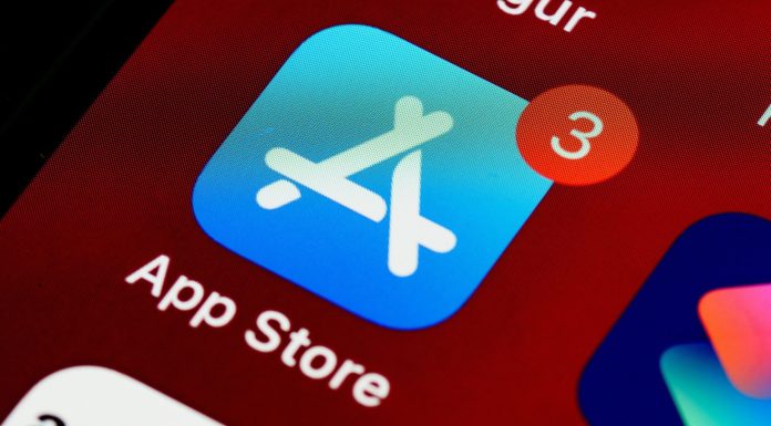 Apple și Google – acuzate că închid ochii la aplicațiile de dezbrăcat oamenii, pentru profit