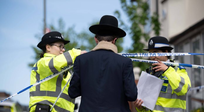Atacul cu cuțitul dintr-un cartier evreiesc din Londra, tratat drept „act terorist". Israelul cere „măsuri urgente"