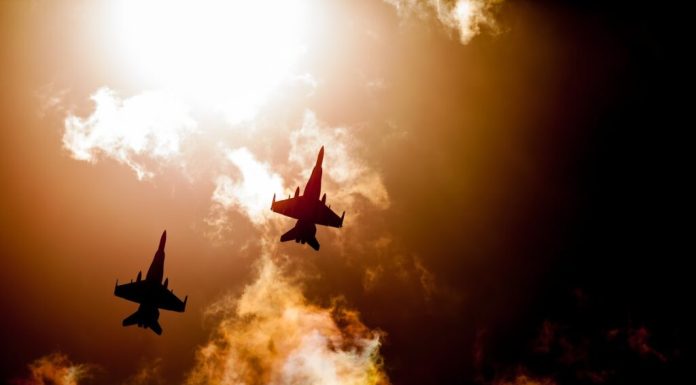 Incident incredibil. Două avioane militare s-au ciocnit în aer deoarece piloții făceau fotografii