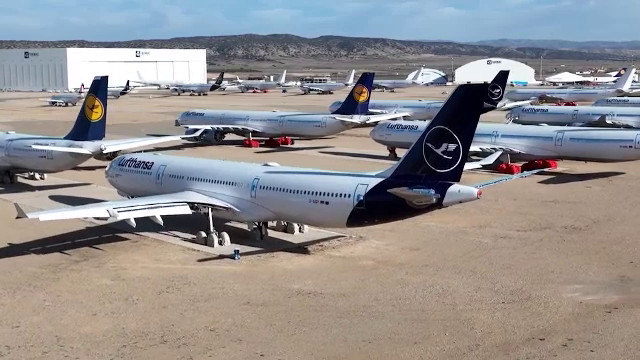 Marile companii aeriene au anulat din curse, inclusiv spre România. Mulți evită să își planifice de acum vacanțele