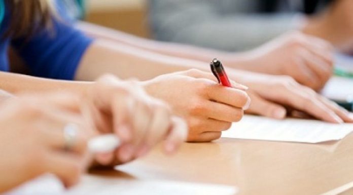 Simularea Evaluării Naţionale – Note sub 5 la aproximativ o treime din lucrările la Limba şi literatura română şi la Matematică