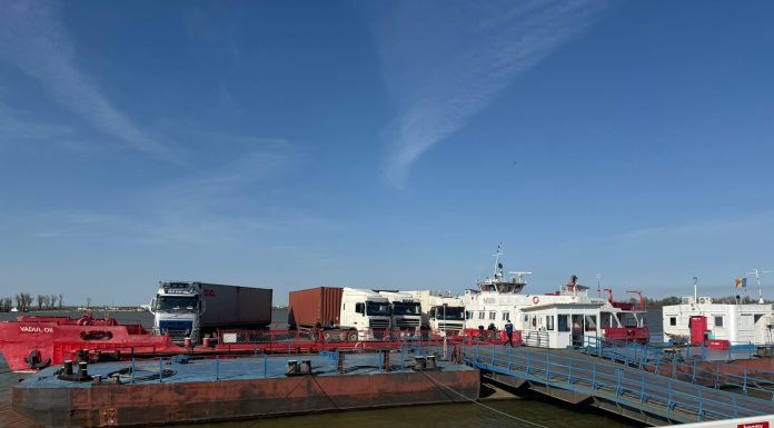 Trecerea cu bacul între Isaccea – Orlivka, suspendată vineri pentru lucrări de înlocuire a pontonului