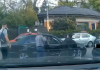 Un șofer a fost filmat când lovește un bărbat aflat într-un cărucior pentru persoane cu dizabilități, pe un drum din Vaslui. Polițiștii fac cercetări