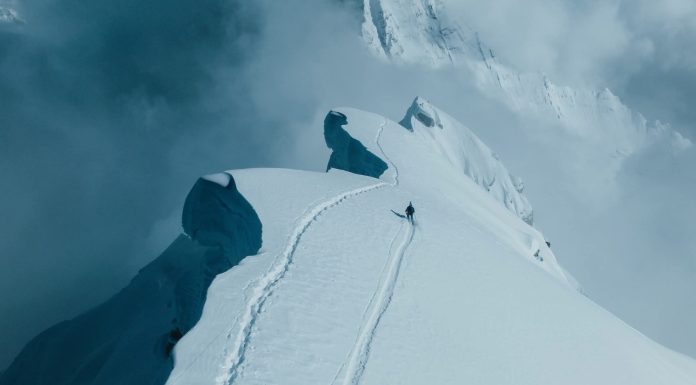 Blocat de două săptămâni, traseul spre Everest a fost degajat de ghizi nepalezi