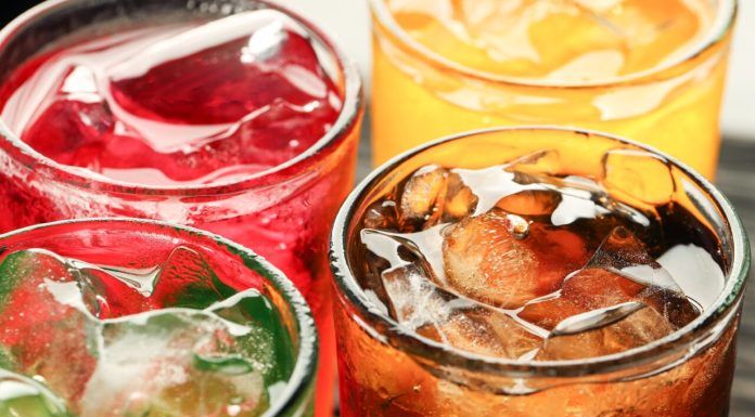 Un nutriționist dezvăluie cele patru băuturi pe care nu le-ar cumpăra niciodată din supermarket