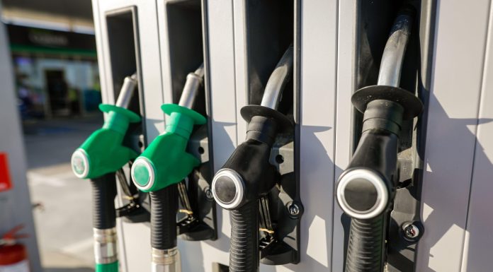 Noi scumpiri la pompă, peste noapte. Cât au ajuns să coste motorina și benzina în stațiile OMV Petrom și Rompetrol