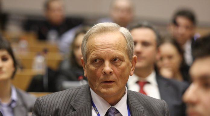 Theodor Stolojan: „O țară care își dă cu stângul în dreptul. Costul nu va fi plătit de domnii cu cutii de pantofi pline de euro”