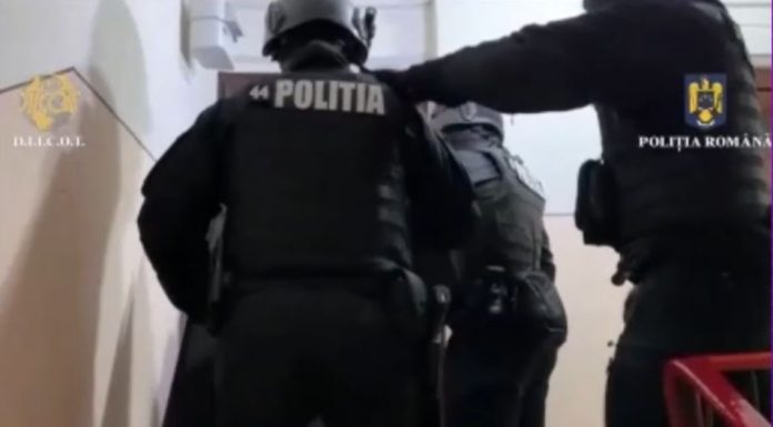 Haine, detergenți sau licențe software. Procurorii din toată țara au intrat peste persoane care vând produse contrafăcute