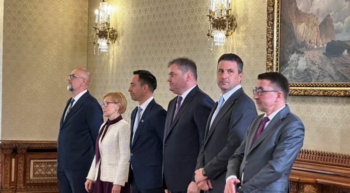 UDMR intră la consultări cu Nicușor Dan. Primele imagini cu delegația condusă de Kelemen Hunor