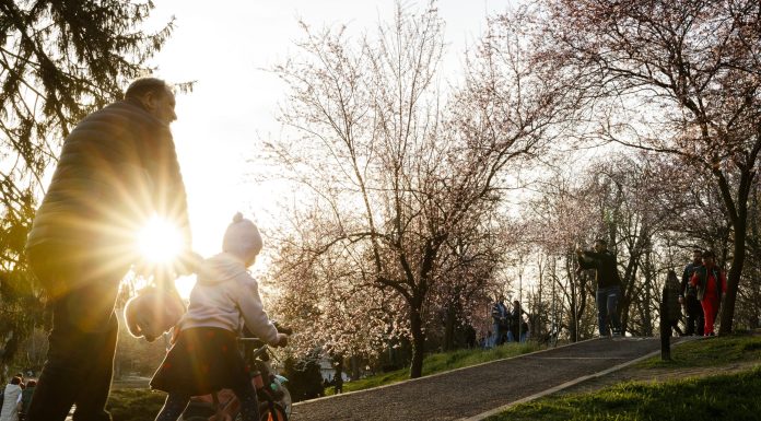 Weekend cu temperaturi de vară, dar și vânt puternic. Meteorologii anunță cum se va schimba vremea în următoarele zile