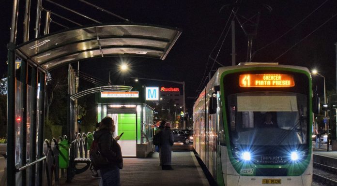 Transportul public în București în noaptea de Înviere. STB: tramvaiul 41 și 25 de linii de noapte disponibile. Metroul circulă non-stop