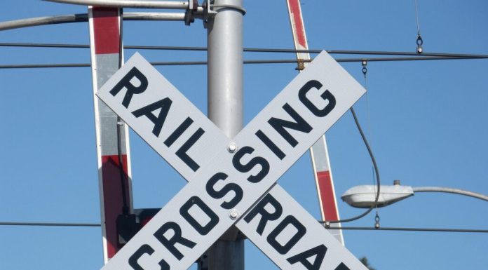 Anchetă după ce o mașină autonomă a rupt o barieră și a trecut prin fața unui tren