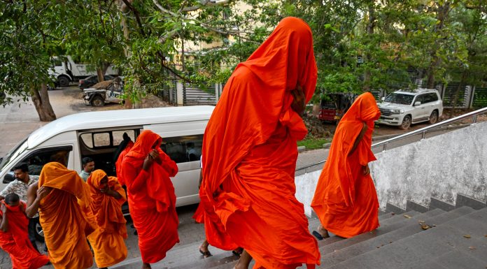 22 de călugări budiști au fost arestați pe aeroportul din Sri Lanka. Captura record descoperită în bagajele lor