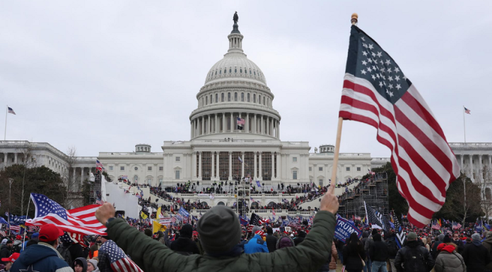 SUA – Departamentul Justiţiei solicită anularea condamnărilor pentru conspiraţie sedicioasă pronunţate împotriva grupărilor Proud Boys şi Oath Keepers, implicate în atacul de la Capitoliu