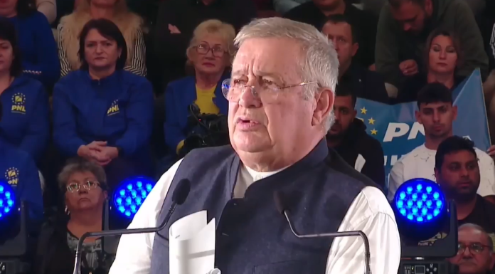 Locuinţa lui Mircea Dinescu din Cetate a fost incendiată/ Poliţiştii au deschis o anchetă pentru prinderea autorului