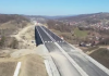 Directorul CNAIR anunţă mobilizare record pe şantierul secţiunii Cornetu-Tigveni a Autostrăzii Sibiu-Piteşti – Se lucrează cu peste o mie de muncitori pe aproximativ 25% din cei 37,4 km / Principalele acţiuni – VIDEO