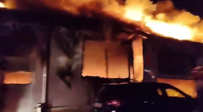 UPDATE – Puternic incendiu la un service auto din judeţul Galaţi / O persoană a suferit arsuri pe 80% din suprafaţa corporală – VIDEO