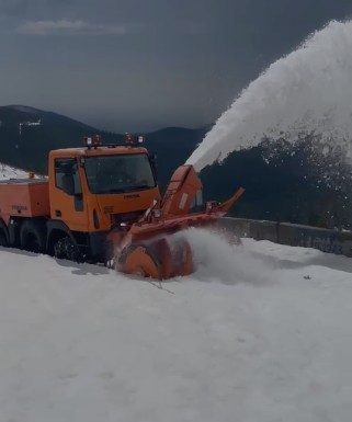 Drumarii lucrează intens pentru deszăpezirea Transalpina, pe sectorul cuprins între Rânca şi Obârşia Lotrului – VIDEO