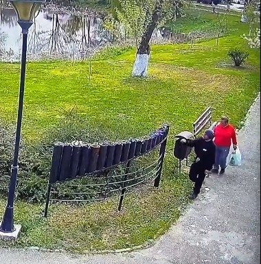 Primarul din Găeşti a sesizat Poliţia, pentru a identifica şi sancţiona două pdersoane filmate când sustrăgeau dintr-un parc florile abia plantate – VIDEO