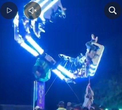 Carusel defect în Caransebeş – 17 copii au rămas blocaţi / 6 copii, la spital cu atac de panică / Pompierii au reuşit să redreseze dispozitivul – VIDEO