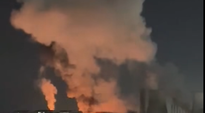 Incendiu de proporții la C.E.T Vest în București. Pompierii intervin cu 10 autospeciale