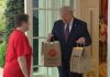 Donald Trump a primit o comandă de la McDonald’s la Casa Albă și a transformat momentul într-un show politic. Ce bacșiș generos a lăsat președintele