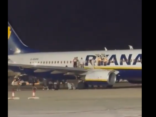 Scandal pe aeroport. Un avion a plecat gol, pasagerii au rămas pe pistă