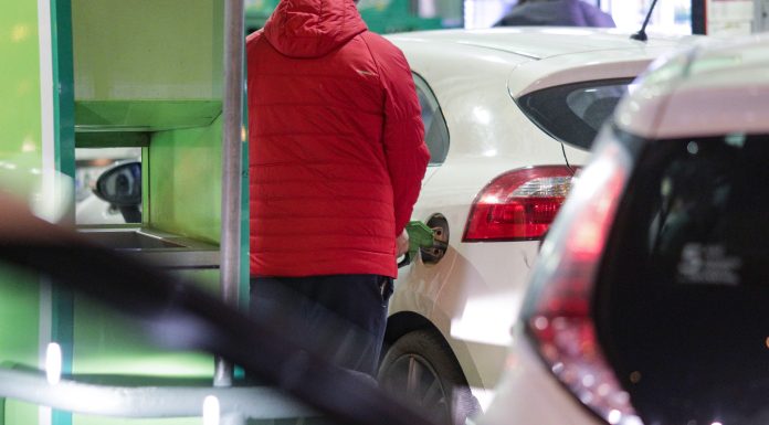 Motorina standard scăzut cu mult sub 9 lei în a treia zi consecutivă de ieftiniri la carburanți. Noile prețuri la pompă