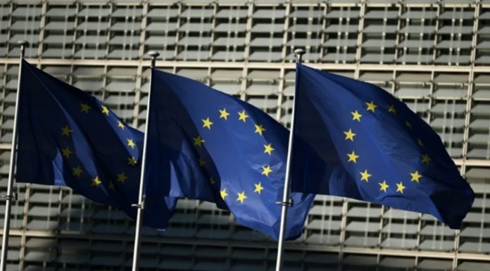 Comisia Europeană îndeamnă statele membre să introducă aplicaţia UE de verificare a vârstei, un pas esenţial în protejarea copiilor împotriva conţinutului online dăunător şi inadecvat
