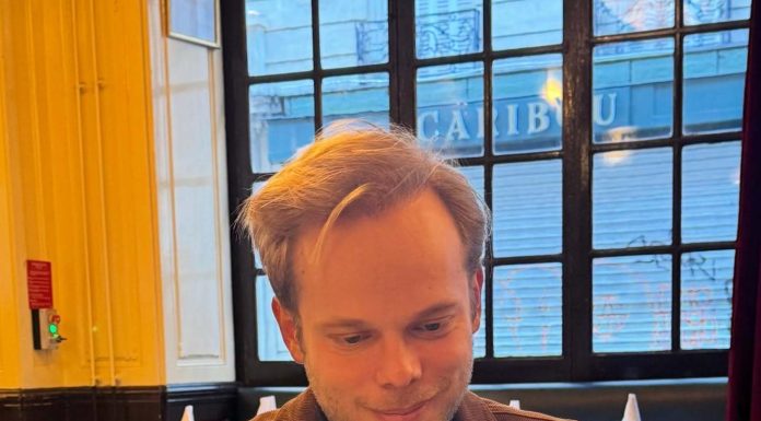 O stea în ascensiune a extremei drepte franceze a reuşit să transforme o anchetă de rutină într-o armă împotriva posturilor publice de radio şi televiziune. Partidul lui Le Pen afirmă că va privatiza mass-media finanţată de stat dacă va ajunge la putere