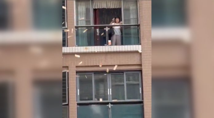 O femeie a aruncat peste 160.000 de dolari de la balcon dupa ce s-a certat cu soțul ei. Cum au reacționat trecătorii. VIDEO