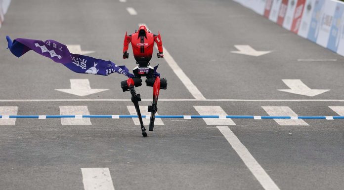 Un robot umanoid mai rapid decât recordul mondial la semimaratonul de la Beijing – VIDEO
