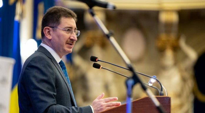 Șeful Consiliului Concurenței dă de pământ cu strategia lui Bolojan de reducere a accizei la carburanți. Chirițoiu: „Slăbiciune a administrației”