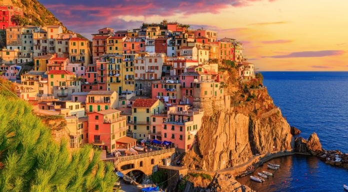 Locul din Italia vizitat de turiști pentru „drumul iubirii”. Ghid complet pentru cea mai colorată coastă a Mediteranei