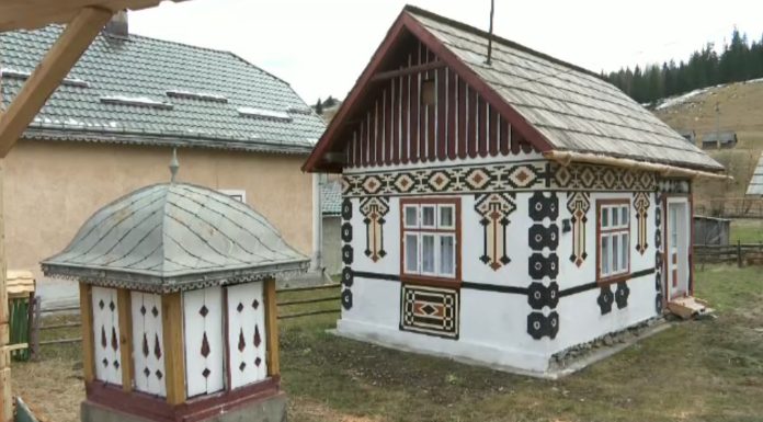 Locul din România care pare creat pentru Paște. Până și casele localnicilor sunt „încondeiate”