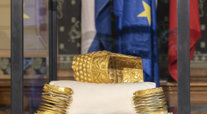 Ce a observat managerul Muzeului de Istorie când a primit Coiful de la Coțofenești. „Vom stabili cum va fi restaurat”