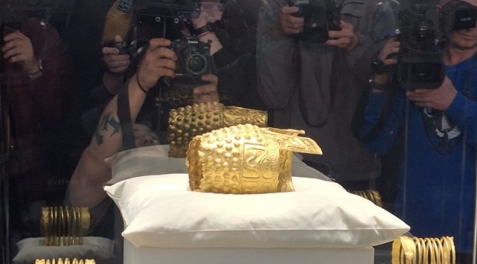 Coiful de la Coţofeneşti şi două brăţări de aur, prezentate la MNIR. Manager: "Coiful este puţin deformat. Vom stabili metodele prin care se va interveni pentru a-l restaura"/ Director olandez: "Oricine are informaţii cu privire la locul unde se află cea