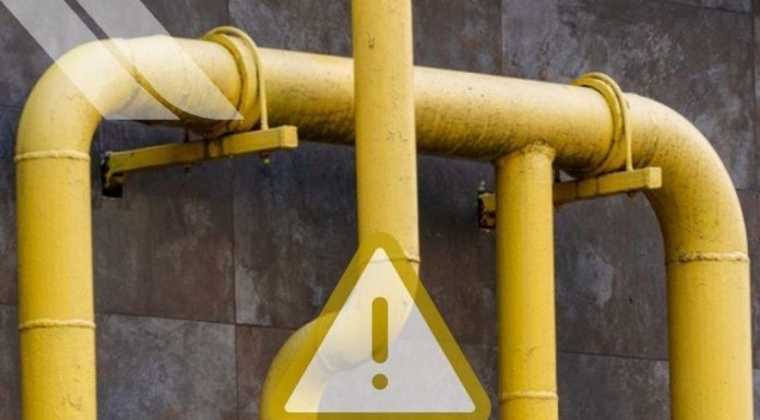 UPDATE – Conductă de gaz avariată în urma unor lucrări în Rucăr/ Pompierii au constatat că sunt pierderi de gaze, au izolat zona şi au anunţat distribuitorul/ Trafic oprit pentru autocamioanele de peste 7,5 tone şi alternativ pentru celelalte maşini