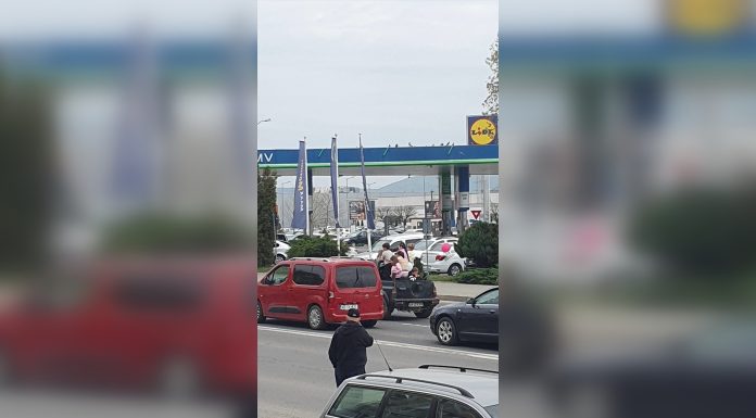 Un șofer din Alba a transportat șapte copii în bena unui autovehicul. Imaginile au făcut înconjurul internetului. Ce a urmat
