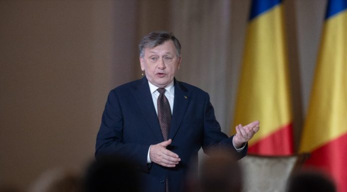 Crin Antonescu, despre „transferul” premierului de la PNL la REPER: „Ilie Bolojan este eroul, între ghilimele sau fără”