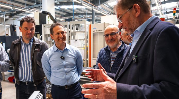 Compania americană Sig Sauer, interesată de parteneriate cu producătorii români din domeniul apărării/ Directorul executiv al gigantului american, în vizită la Cugir, polul industriei româneşti de apărare