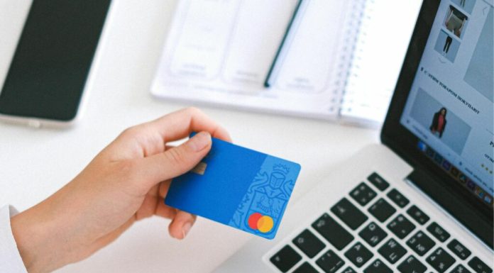 Patru din 10 români adaugă produse în coșul online pentru a avea livrare gratuită