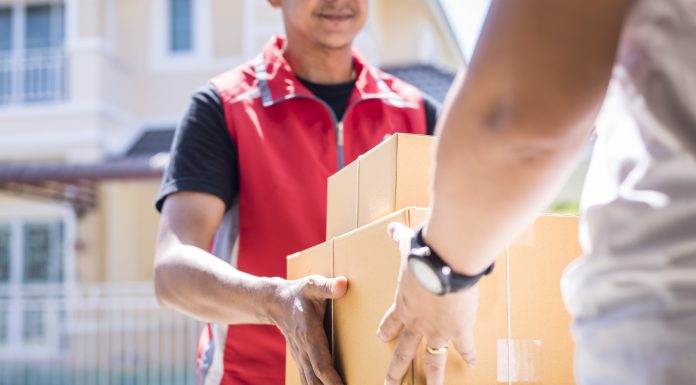 Cel mai mare retailer online din România introduce o taxă pentru fiecare comandă. Cât vor plăti în plus clienţii