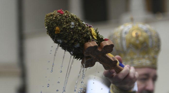 Cum se consumă corect agheasma mică în Vinerea Luminată, de Izvorul Tămăduirii. Explicațiile preoților